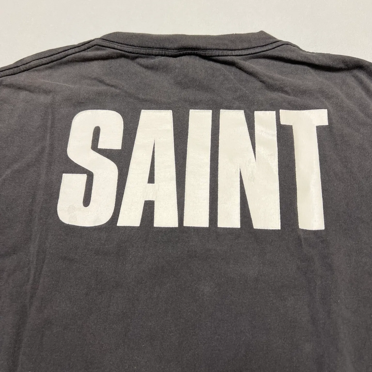 SAINT Mxxxxxx × FRIENDS FRD_SS TEE/FRIENDS/BLK Friends co-branded TEE. Black stills TEE. Washed black S-XL. The ceiling of American dramas. A must-have for sentiment. Asut ready-to-wear wash water and distressed treatment. Domestic top printing factory. God restored. Correct accessories. Friends co-branded wash.